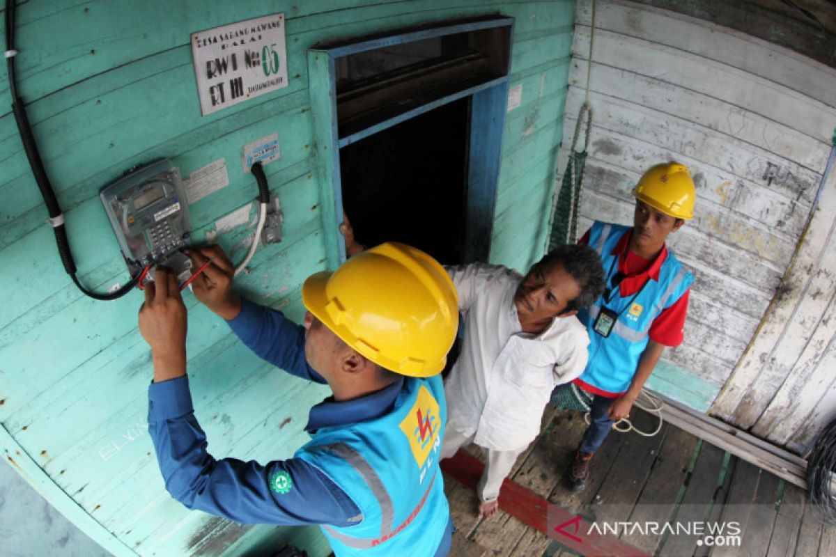 Presiden Jokowi minta  seluruh desa teraliri listrik tahun ini