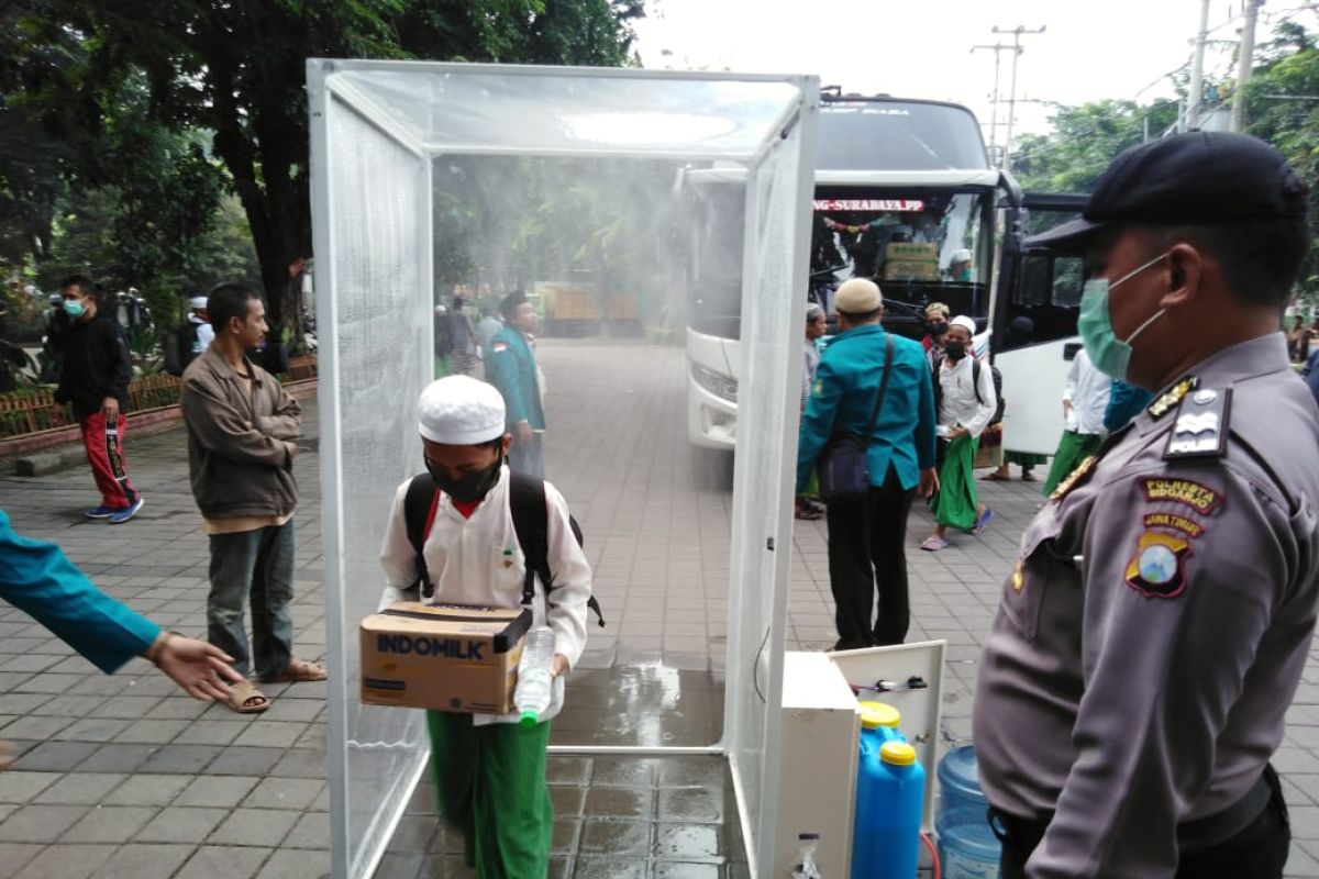 Polresta Sidoarjo cek kesehatan santri pulang dari Pesantren Sidogiri