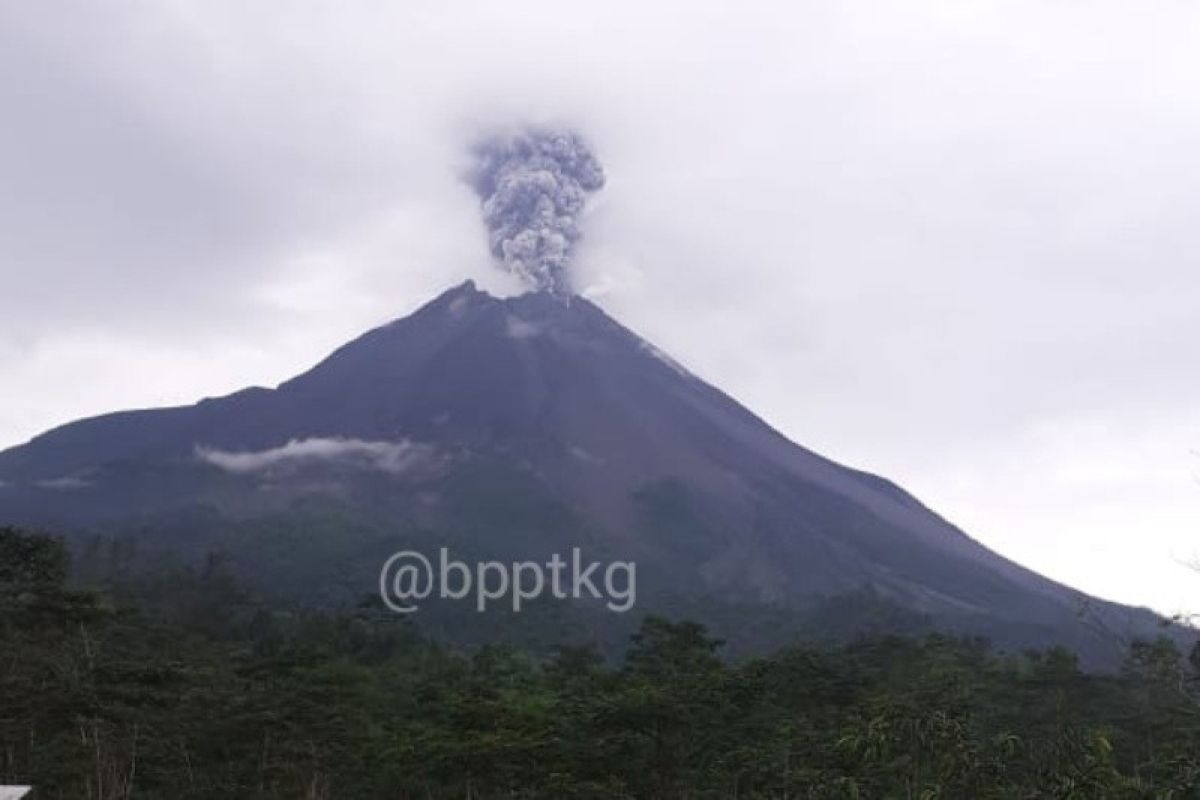 Gunung Merapi kembali meletus dengan tinggi kolom capai 3.000 meter