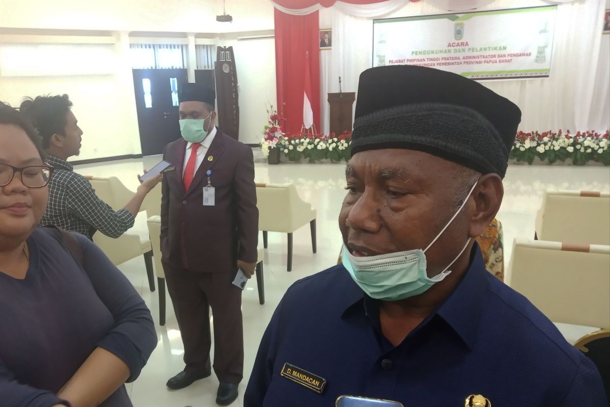 Pemprov Papua Barat salurkan bahan makanan bagi mahasiswa-santri