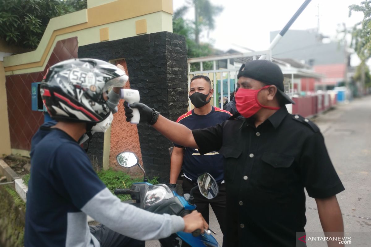 Satpam perumahan di Makassar batasi akses masuk orang guna mencegah COVID-19