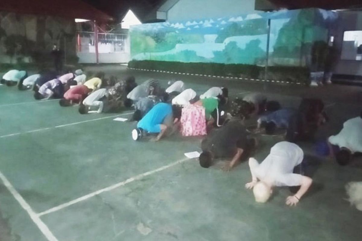 Bebas asimilasi, belasan napi Rutan Kudus sujud syukur