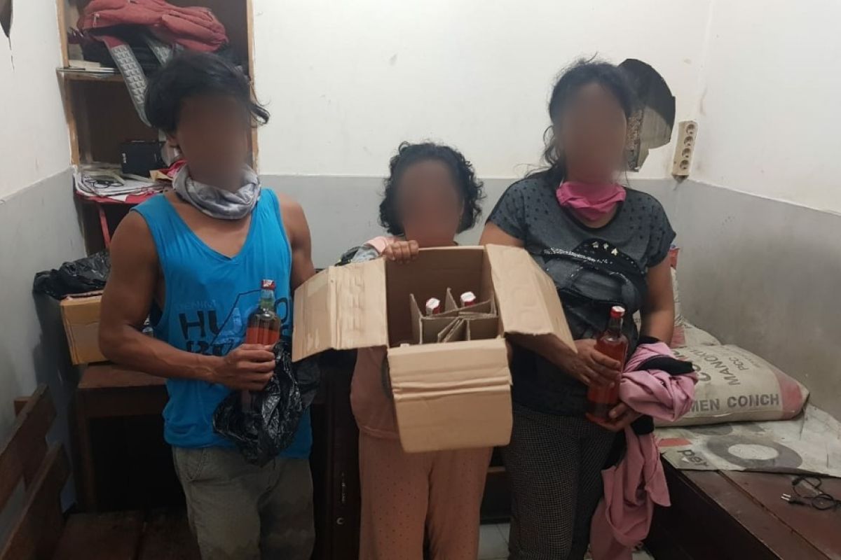 Polisi Jayapura tangkap dua IRT jual minuman beralkohol