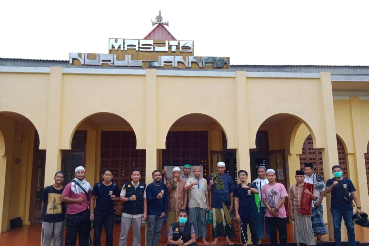 PPNI Ternate semprotkan disinfektan di belasan masjid dan gereja