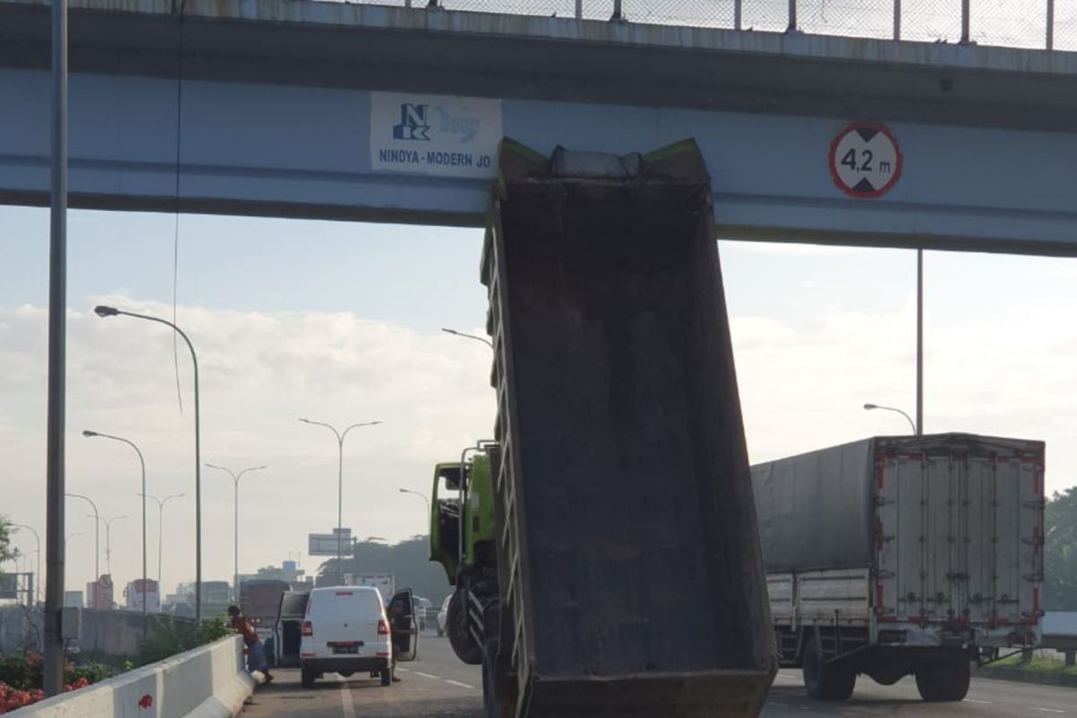 Truk pembuang tersangkut JPO JORR karena gangguan hidrolik