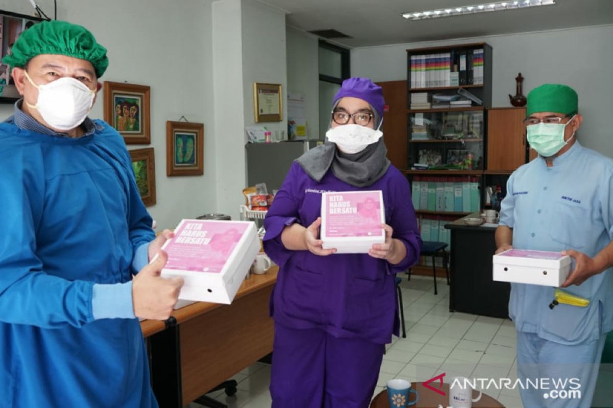 Satu keluarga ini donasi ribuan nasi kotak bantu medis "perangi" COVID-19