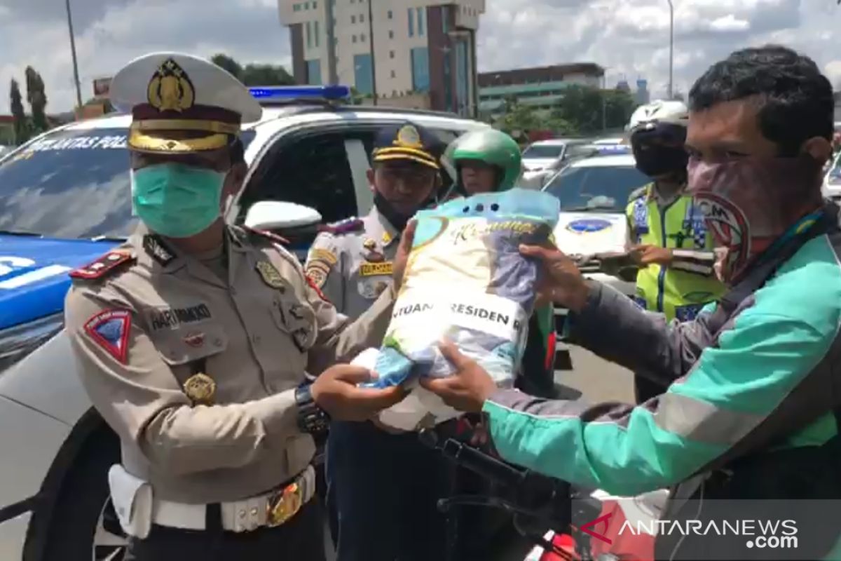 Polda Metro salurkan bantuan presiden ke masyarakat Jakarta