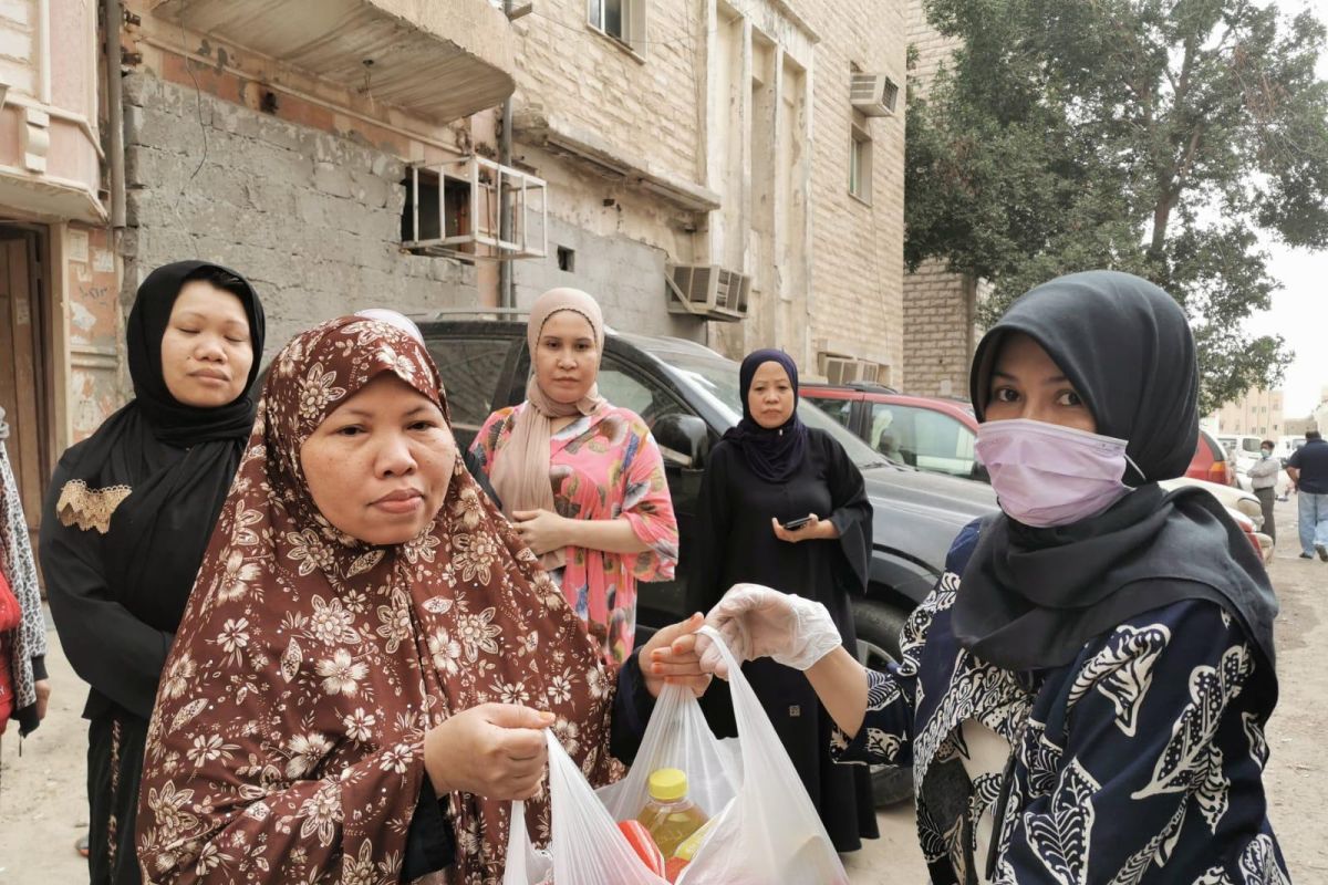 WNI pekerja informal dapat bantuan bahan pangan dari KBRI Kuwait