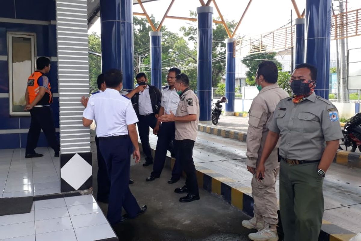 Wali kota memantau posko pemeriksaan kesehatan di pintu masuk Mataram