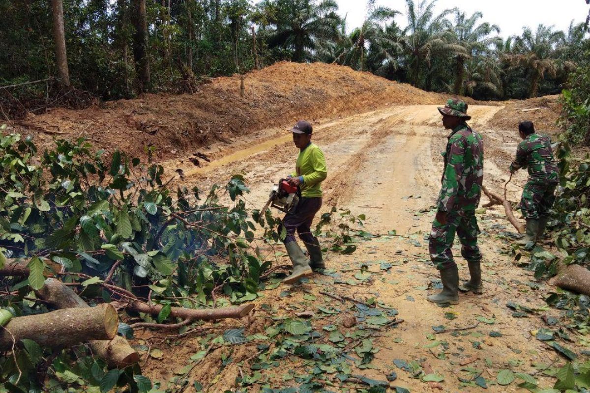 Peduli keselamatan pengguna jalan, prajurit TMMD bersikan pohon tumbang