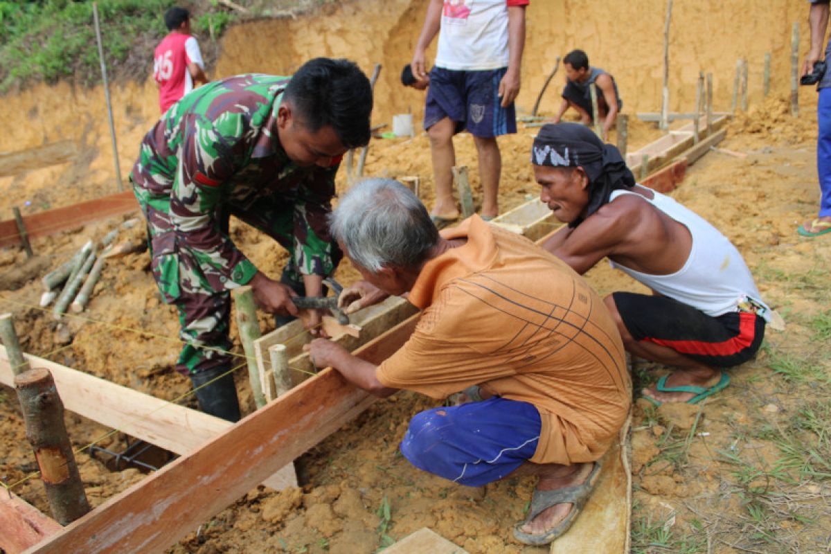 Prajurit Satgas TMMD dan warga bangun tempat wudhu