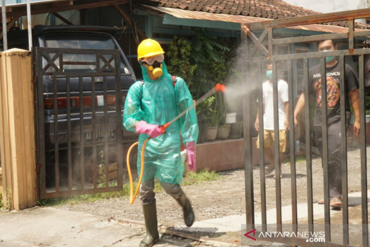 UMS-ACT Surakarta lakukan penyemprotan disinfektan secara mandiri