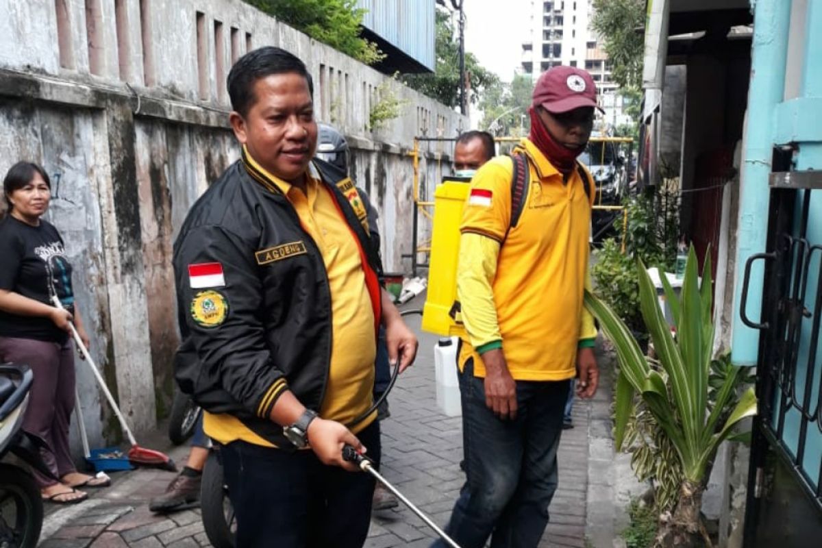 Legislator Golkar bagikan alat semprot disinfektan ke warga Kota Surabaya
