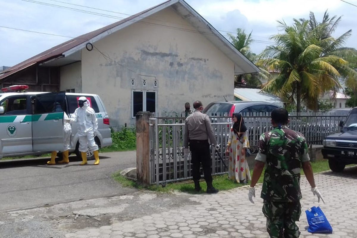 Petugas evakuasi perempuan dengan gejala COVID-19 di Aceh Besar