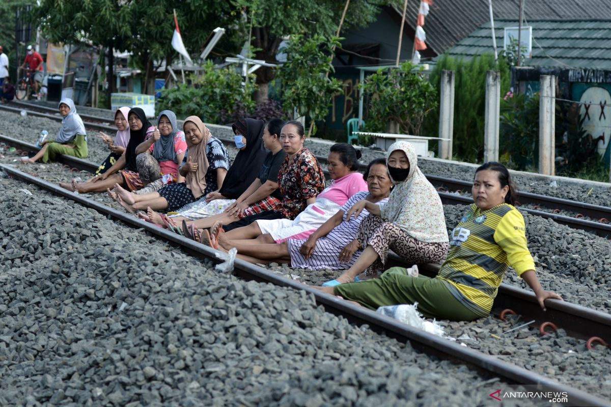 Kemarin, berita Kapolsek Kembangan dicopot hingga warga berjemur