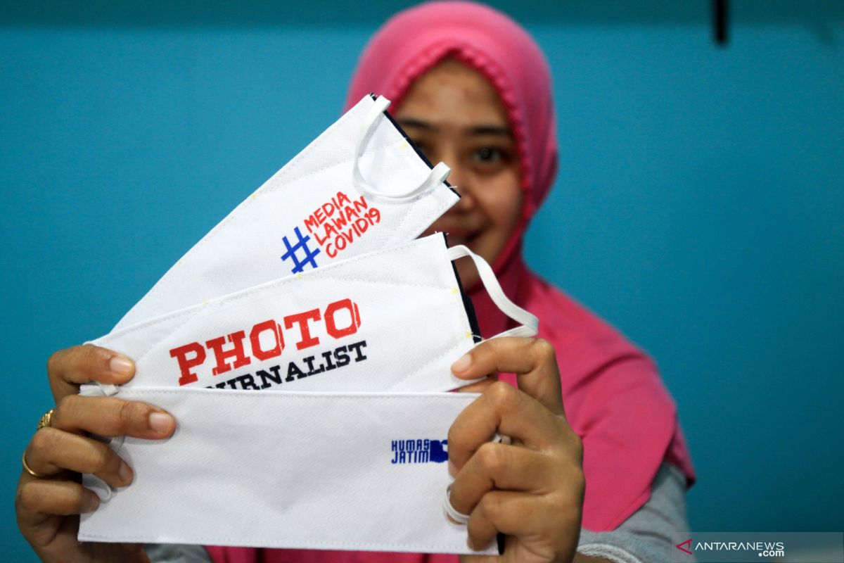 Masyarakat dianjurkan pakai masker kain tiga lapis cegah penularan COVID-19