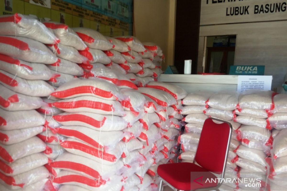 Pemerintah Nagari Lubukbasung salurkan bantuan pangan dalam penanggulangan COVID-19