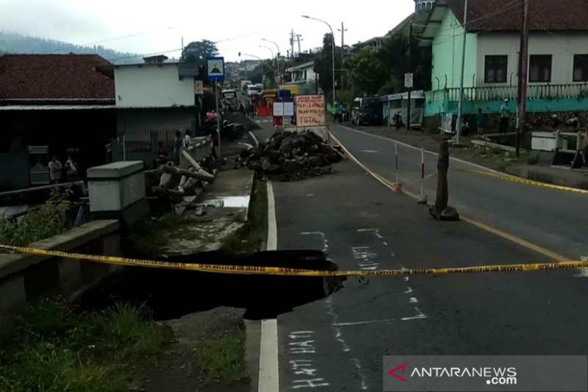 Jembatan ambrol, jalur utama Temanggung-Wonosobo ditutup total