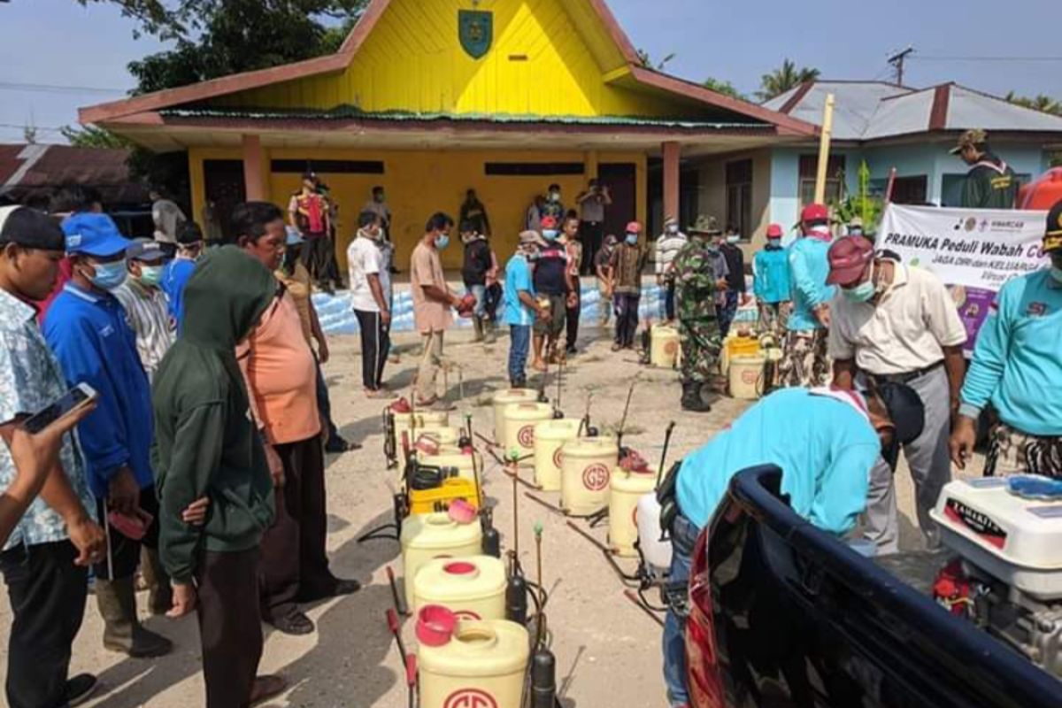 Golkar dan Pramuka Inhil lakukan penyemprotan disinfektan di dua kecamatan