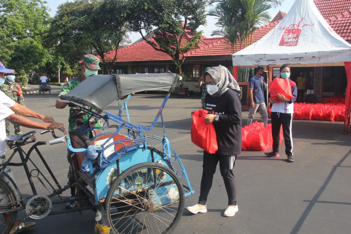 Pemkab Purbalingga bagi bahan kebutuhan pokok bagi tukang becak dan ojek