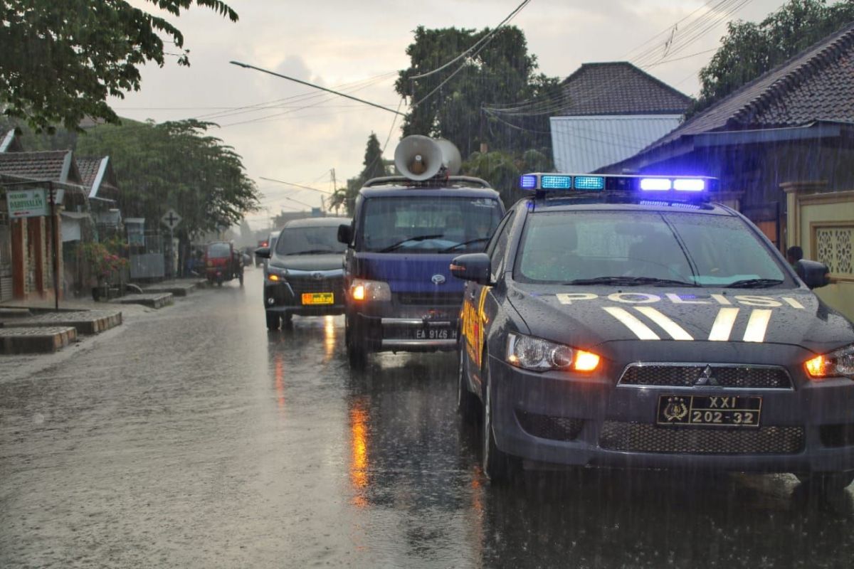 Meski hujan tak surutkan sosialisasi pencegahan COVID-19 di Taliwang