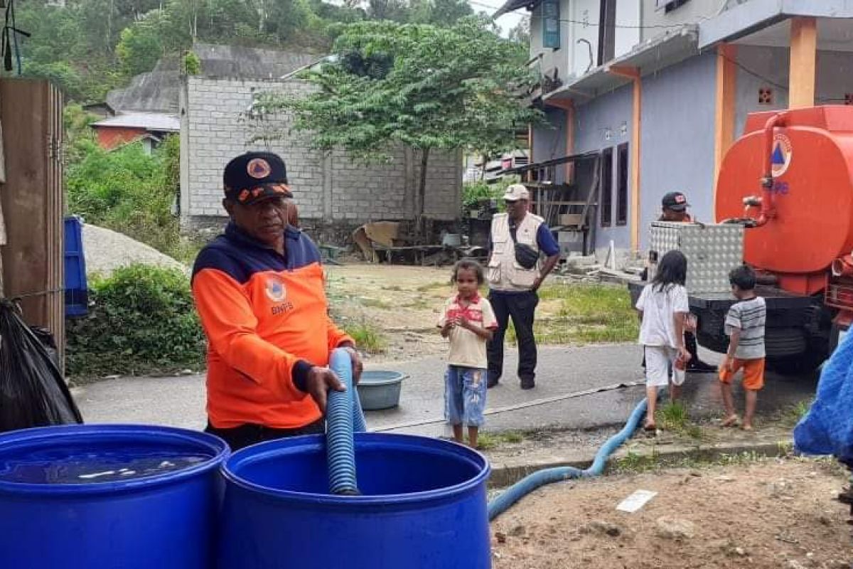 Pemkot Ambon salurkan bantuan air bersih ke warga