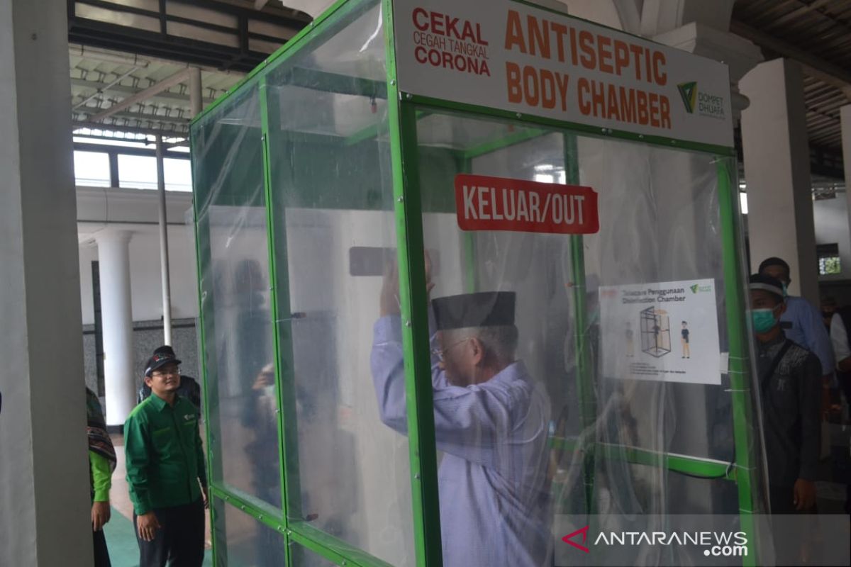 Dompet Dhuafa pasang bilik antiseptik  di Masjid Agung Palembang