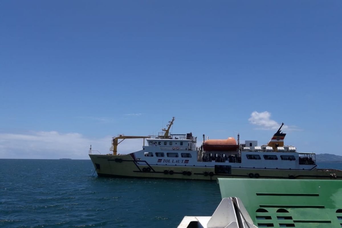 Dilarang berlabuh di Gorontalo Utara, 102 penumpang KMP Sabuk Nusantara-97 tertahan di kapal