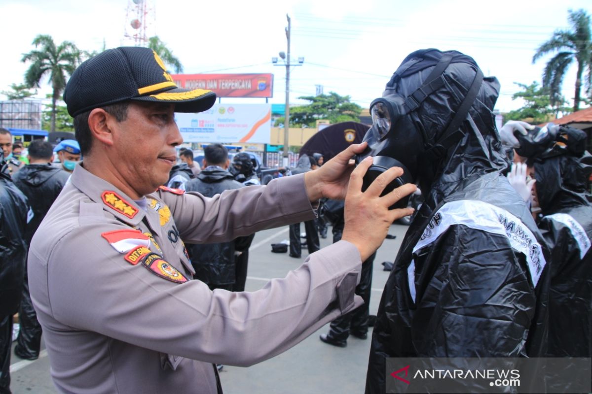 Polresta Banjarmasin bekali Bhabinkamtibmas dengan baju APD