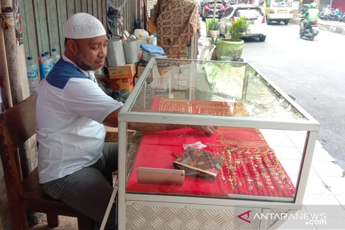 Transaksi emas pinggir jalan di Ambon sepi pengunjung