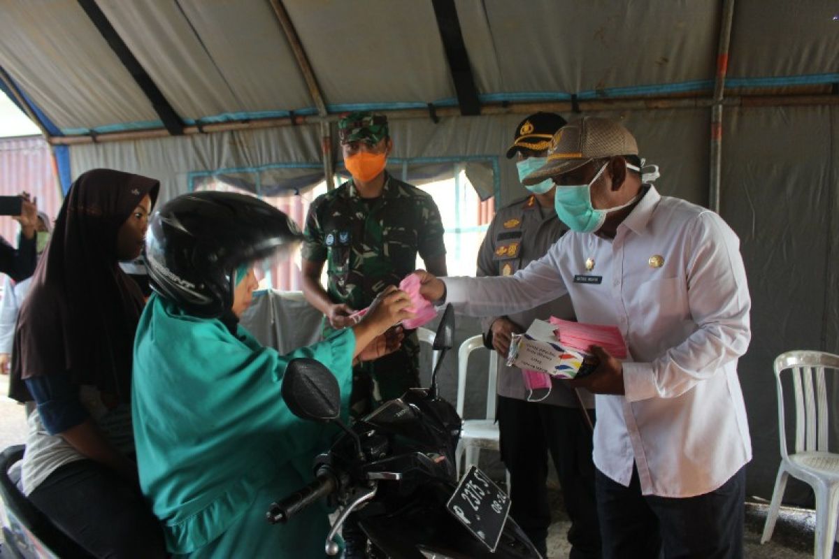 Gugus Tugas COVID-19 Paser semprot disinfektan kendaraan melintas