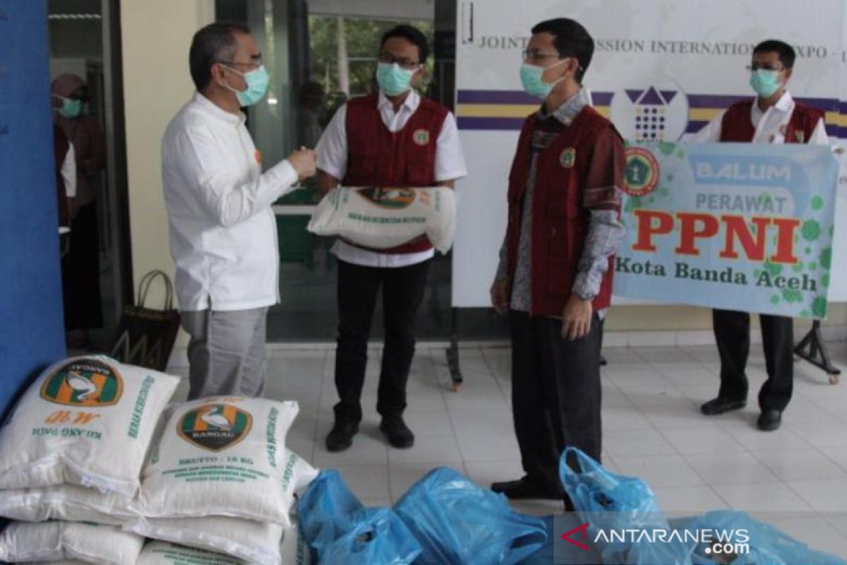 Ketua DPRK dan PPNI Banda Aceh serahkan bantuan untuk tenaga medis