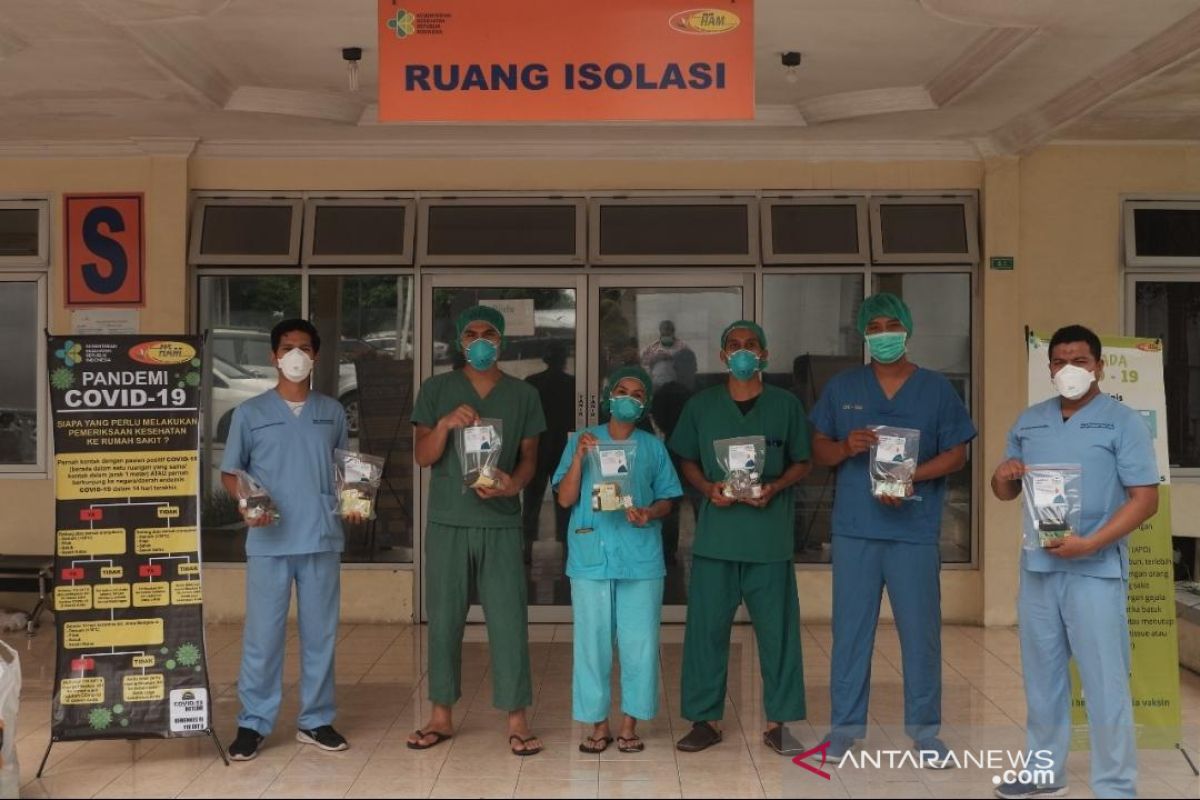 Komunitas muslim SMMC salurkan 300 paket nutrisi dan vitamin untuk petugas medis Covid-19