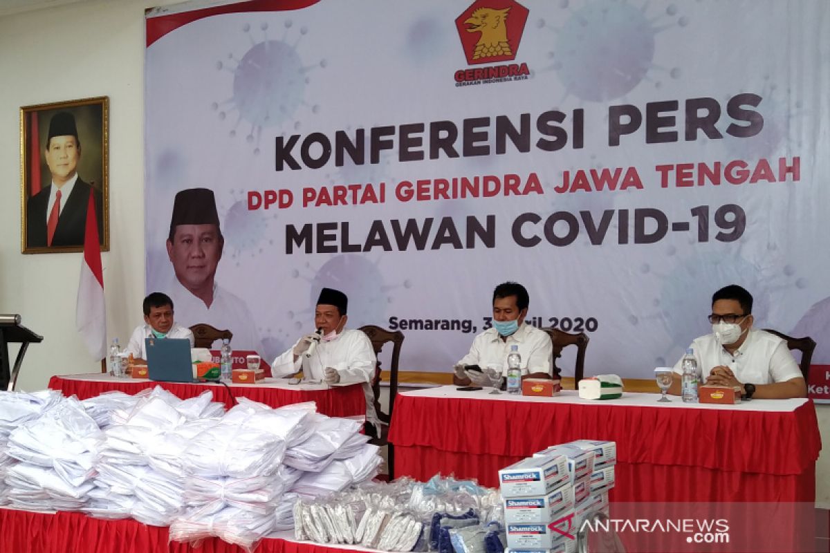 Gerindra Baubau berbagi 60 karung beras secara gratis