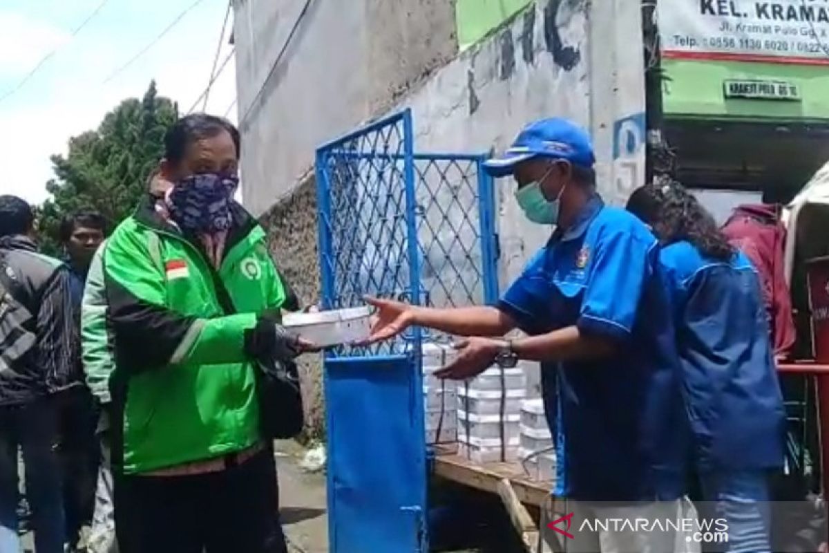 Polsek Senen berbagi makanan kepada warga tidak kerja dari rumah