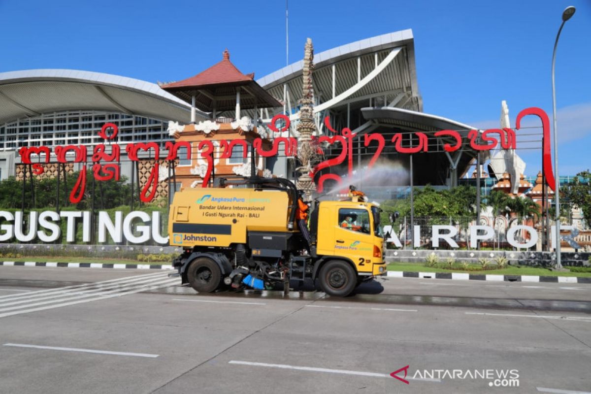 Komunitas Bandara Ngurah Rai lakukan desinfeksi di lingkungan bandara