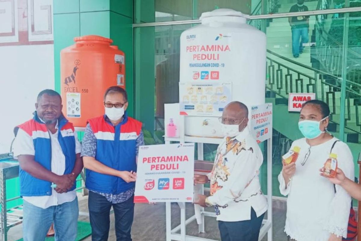 Pertamina berikan tandon air cuci tangan ke RSUD Jayapura