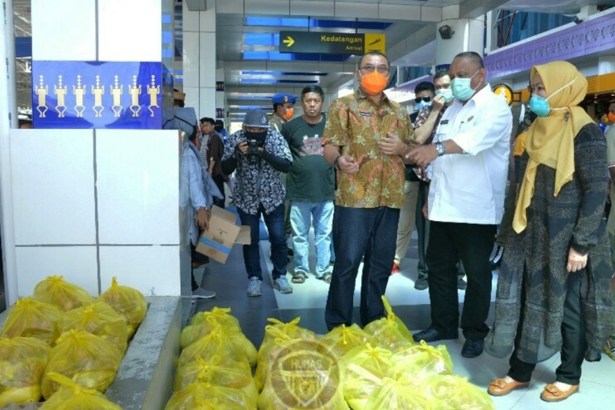 Pemprov Gorontalo distribusikan sembako untuk 295 buruh Bandara Djalaluddin