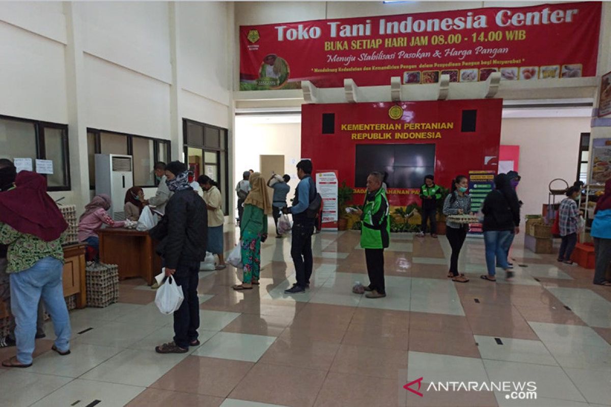 Penjualan kebutuhan pokok di Toko Tani Center meningkat 100 persen