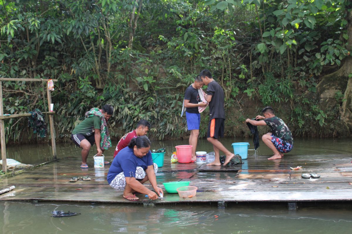 Cuci dan mandi di sungai, rutinitas dilakukan prajurit Satgas TMMD