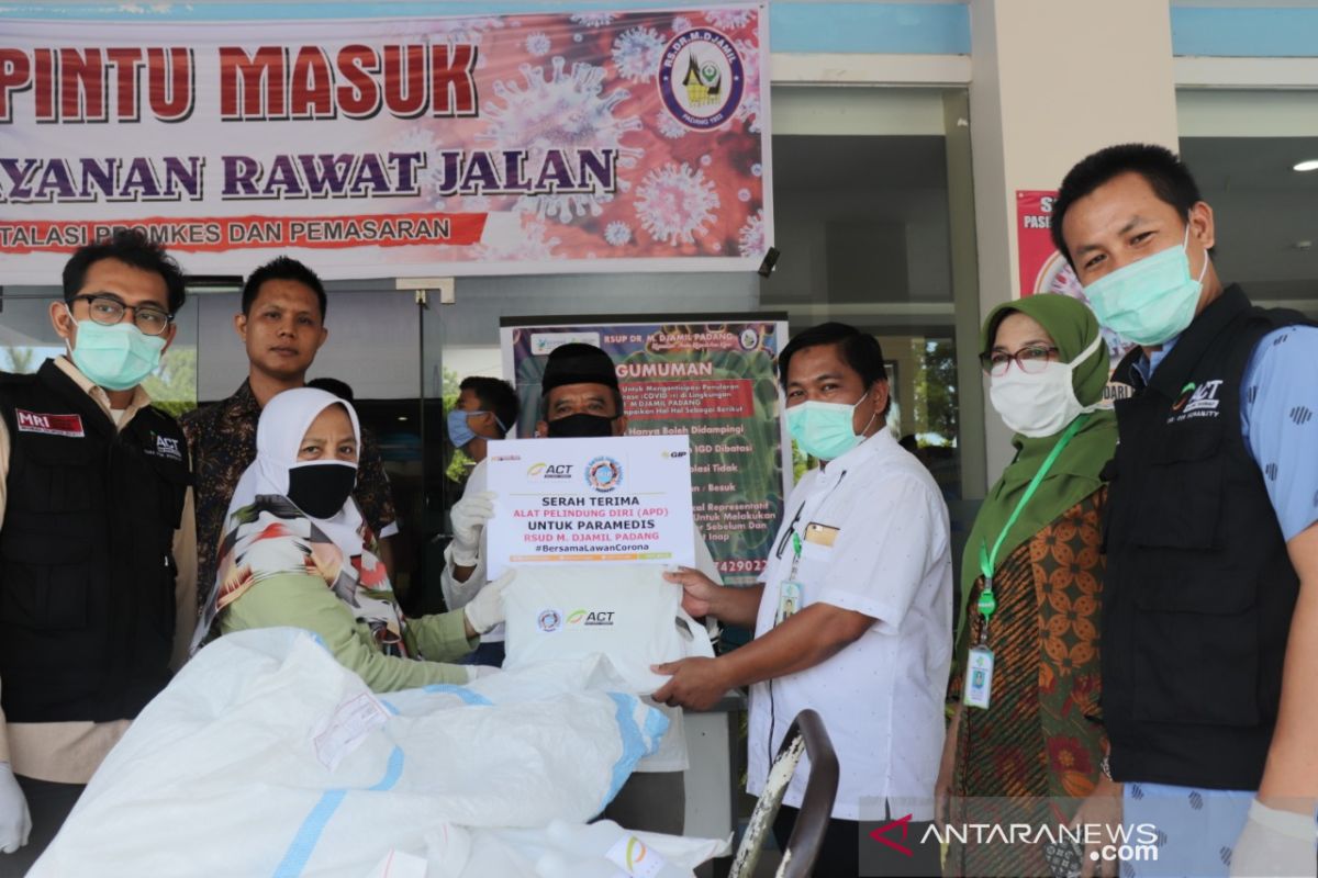 ACT Padang, mitra-alumni FK Unand serahkan 114 APD bagi RSUP M Djamil