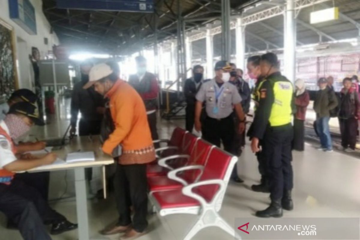 Dishub Surakarta mulai pantau kedatangan pemudik di tiga stasiun