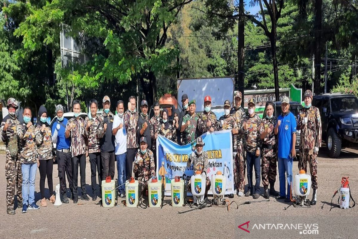 FKPPI Sultra lakukan penyemprotan disinfektan rumah warga