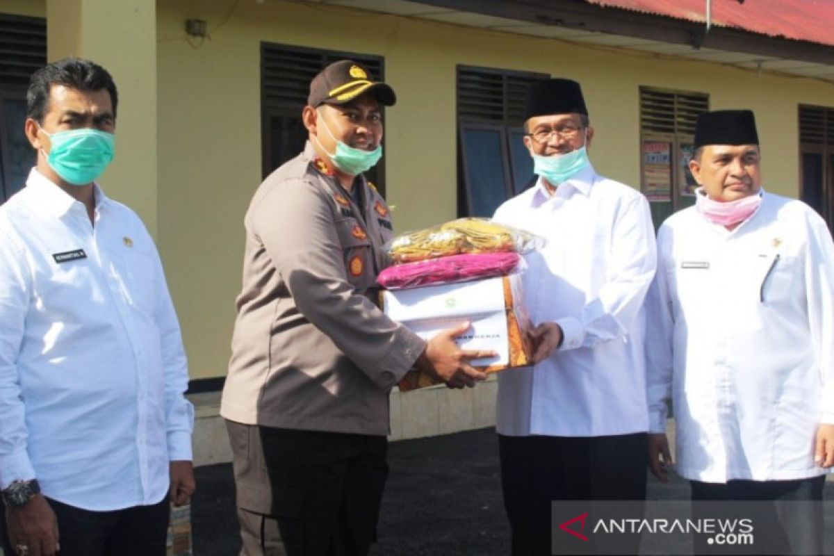 Pemkab Solok bagikan 300 masker untuk personel Polres