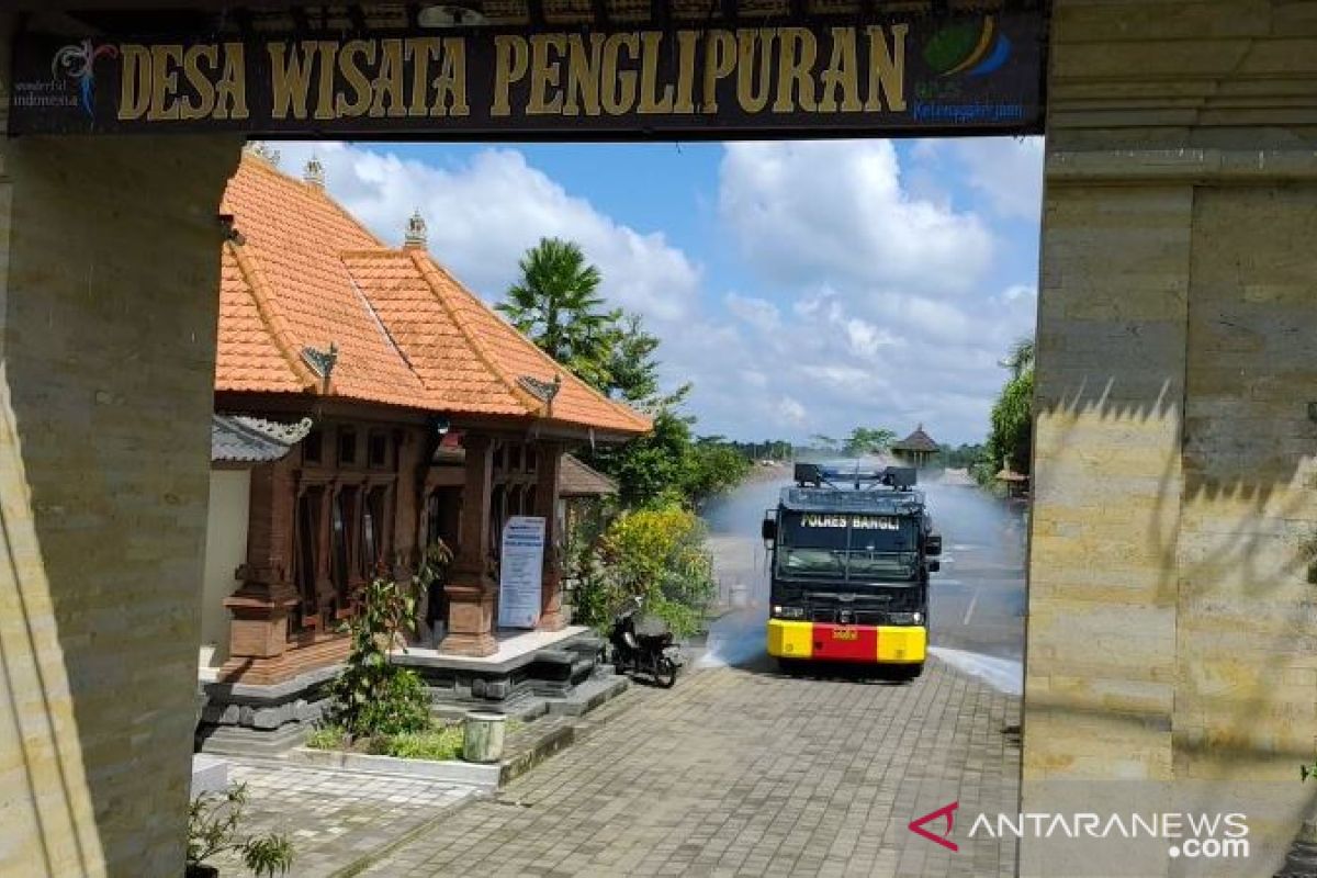 Desa wisata Penglipuran Bali disemprot disinfektan