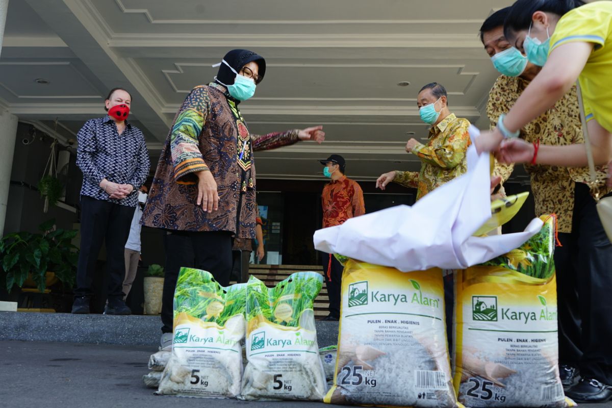 Pemkot Surabaya dapat bantuan 200 ton beras untuk warga terdampak COVID-19