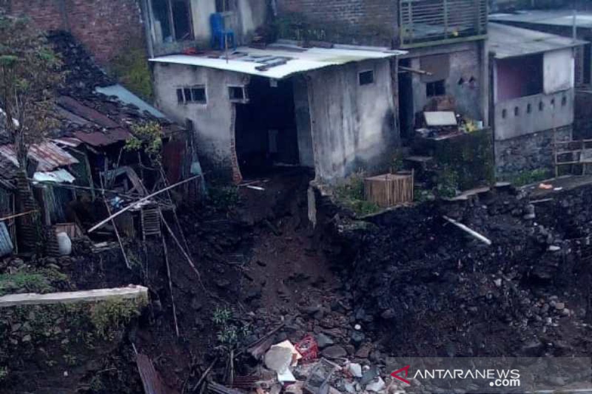 Beberapa rumah di  bantaran Sungai Galeh Temanggung terancam longsor