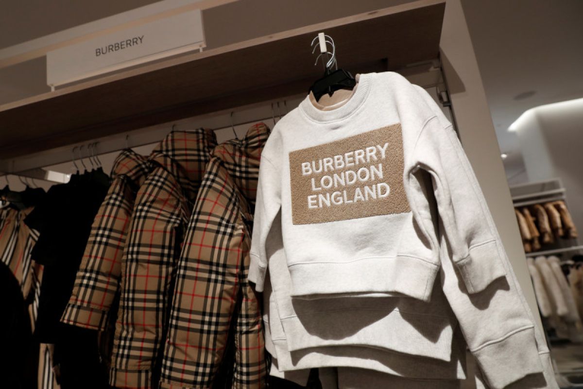 Burberry produksi APD untuk medis