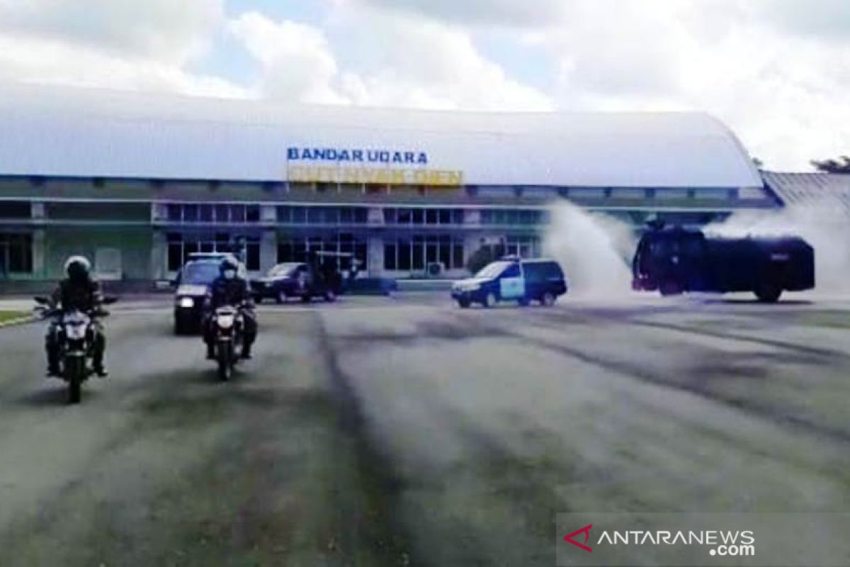 TNI/Polri dan petugas kesehatan semprot disinfektan di Bandara Nagan Raya