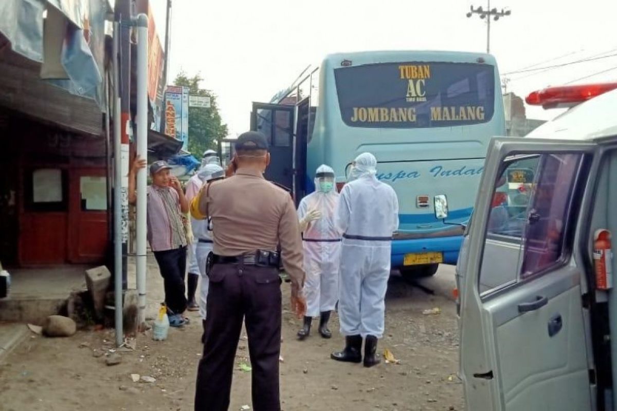 Penumpang bus meninggal, dievakuasi petugas dengan APD lengkap